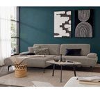 Modernes Wohnzimmer mit ZEHDENICK | IL Interliving Sofa Serie 4306 Jubiläums-Edition, Couchtisch und Wanddekoration.