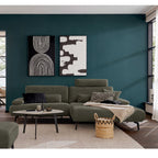 Modernes Wohnzimmer mit ZEHDENICK | IL Interliving Sofa Serie 4306 Jubiläums-Edition, rundem Tisch und Wandbild in Blaugrün.