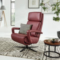 Ein roter HUKLA® | IL-Sessel aus der Interliving-Serie 4541 auf einem gemusterten Teppich mit einem gestreiften Kissen in einem modernen Wohnzimmer.