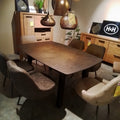 Ein modernes Esszimmer mit einem „0176 Habufa Tisch Palace“, sechs Stühlen, Holzschränken und drei Deckenlampen.