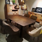 Ein modernes Esszimmer mit einem „0176 Habufa Tisch Palace“, sechs Stühlen, Holzschränken und drei Deckenlampen.