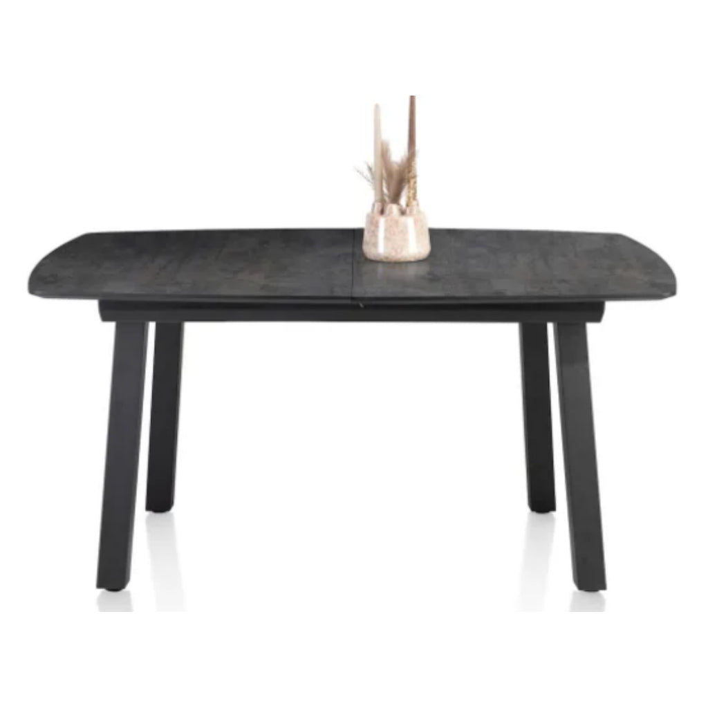 Auf dem schwarzen Habufa Tisch 46472-ANT Palace von 0176 mit schräg zulaufenden Beinen steht eine kleine Vase mit getrockneten Gräsern.