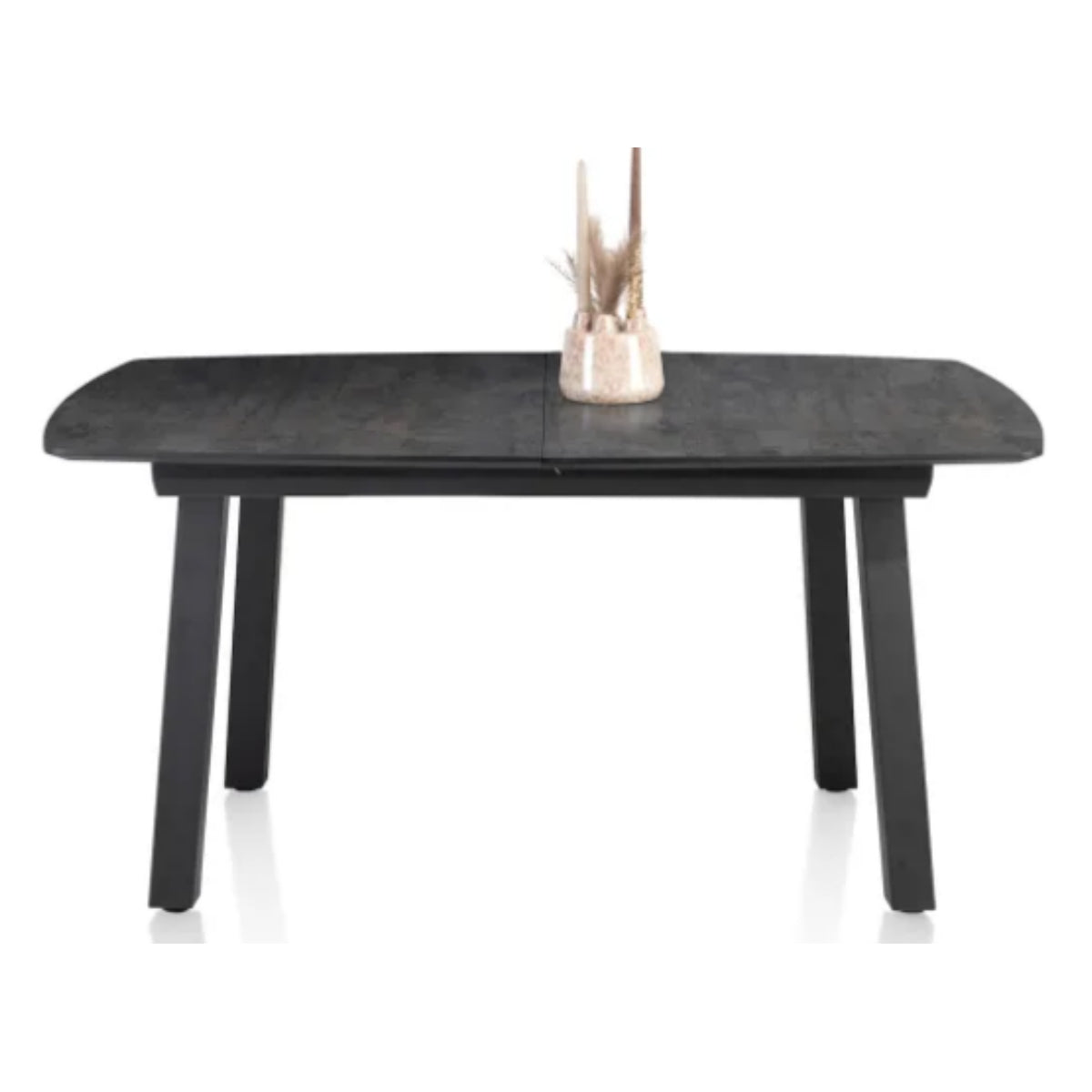 Auf dem schwarzen Habufa Tisch 46472-ANT Palace von 0176 mit schräg zulaufenden Beinen steht eine kleine Vase mit getrockneten Gräsern.