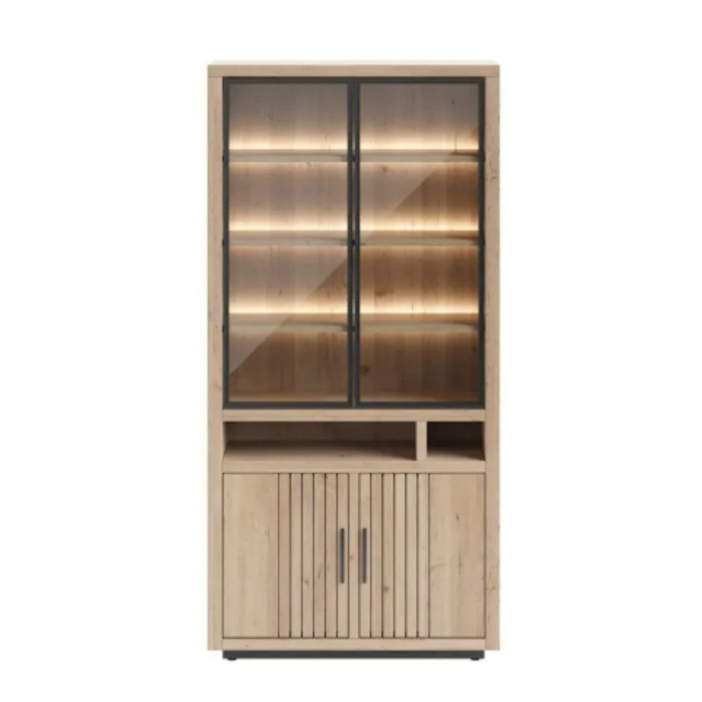 Habufa Vitrine 46515-NAT Pavie – hohe Vitrine aus Wildeiche mit Glasfront, Innenbeleuchtung, einem offenen Einlegeboden und unteren Türen.