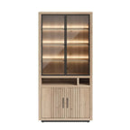Habufa Vitrine 46515-NAT Pavie – hohe Vitrine aus Wildeiche mit Glasfront, Innenbeleuchtung, einem offenen Einlegeboden und unteren Türen.