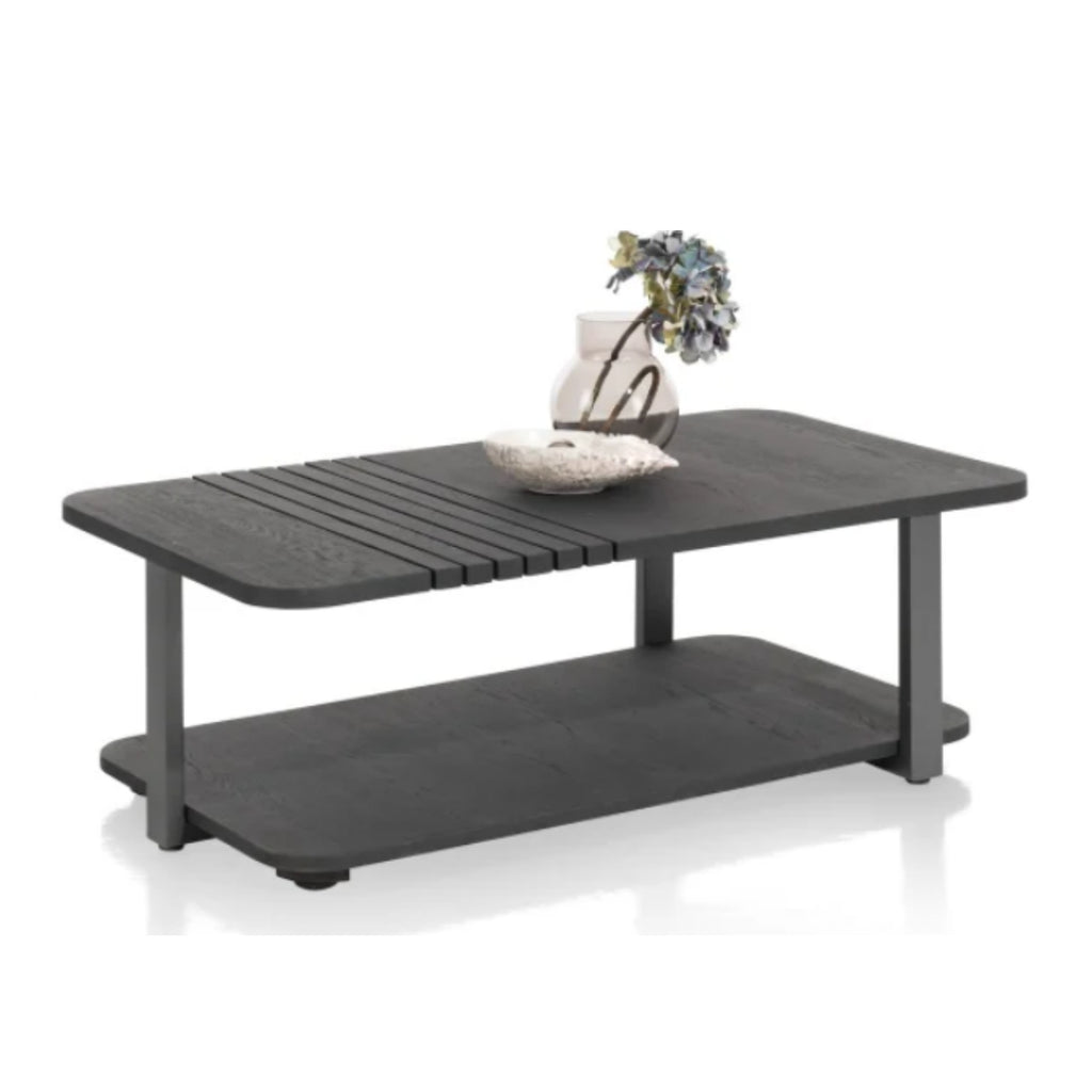 Habufa Couchtisch 46525-CBL Pavie – zweistufiger Couchtisch mit Lattenrost-Tischplatte, auf dem eine Vase mit Blumen und eine Schale stehen.