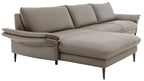 Eine große, bequeme Couch in einem hellen Grauton mit einer Rückenlehne und einer Armlehne auf der linken Seite.