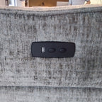 Nahaufnahme eines 3-Sitzer-Sofas „Habufa Valletta“ mit Armlehne, schwarzem USB-Anschluss und Tasten; Artikelnummer: 0176.