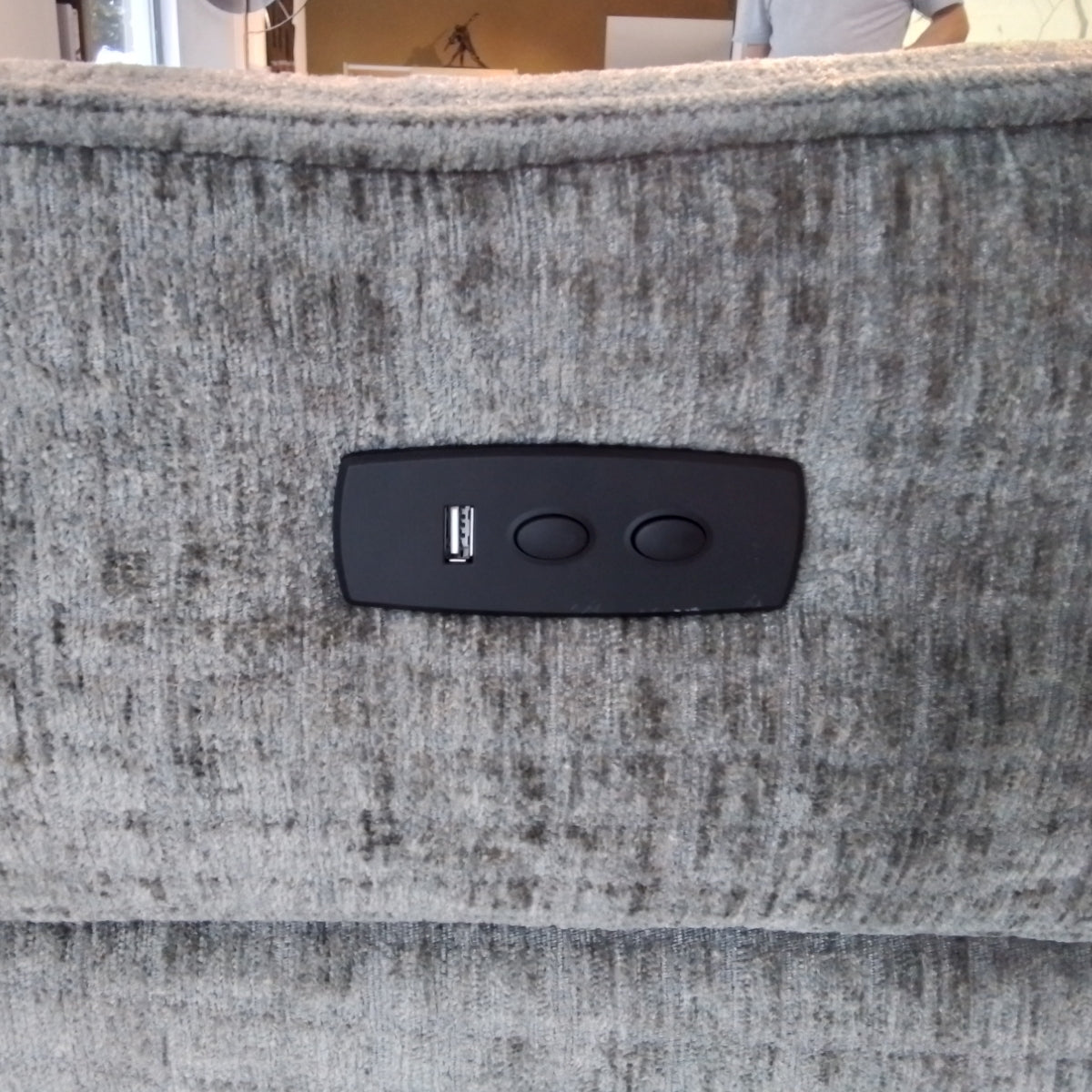Nahaufnahme eines 3-Sitzer-Sofas „Habufa Valletta“ mit Armlehne, schwarzem USB-Anschluss und Tasten; Artikelnummer: 0176.
