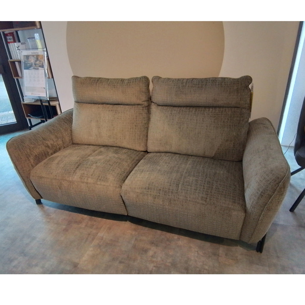 Ein „Habufa Valletta“-Dreisitzer-Sofa von 0176 steht auf einem Fliesenboden in einem hellen Raum.