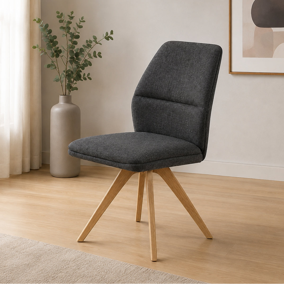 Interliving 5102 Polsterstuhl, Mikrofaser „Tirol“-480 graphit, von NIEHOFF SITZMÖBEL | IL in einem modernen Raum.