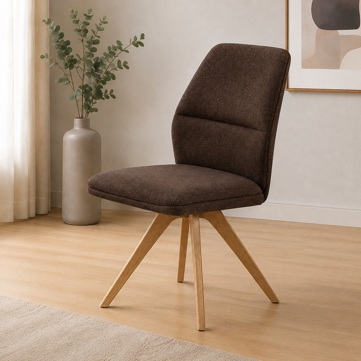 Interliving 5102 Armlehnstuhl, „Tirol“ 481, schokoladenbraune Mikrofaser, Holzbeine, NIEHOFF IL, aus der Serie 5102 Esszimmer.