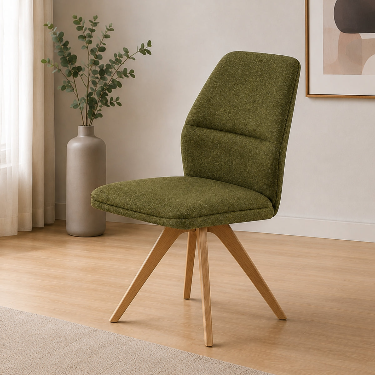 NIEHOFF SITZMÖBEL Interliving 5102 Sessel, Mikrofaser grün „Tirol“, Holzbeine; Vase, Wandbild im Hintergrund.