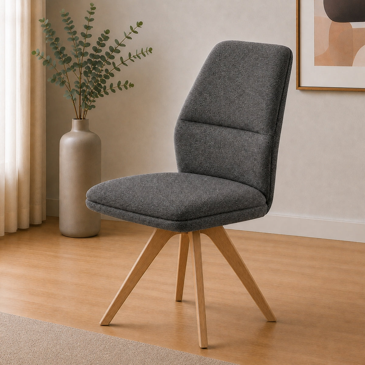Der Polsterstuhl „Interliving 5102“ in der Farbe „Tirol Kiesel“ von NIEHOFF SITZMÖBEL steht auf hellem Holz vor dem Hintergrund abstrakter Kunst.