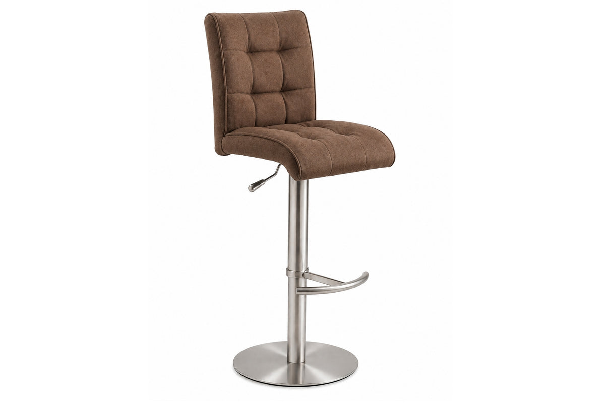Brauner, gepolsterter Barhocker „Interliving Serie 5104 BILC“ von MWA | IL mit Drehfunktion und Fußstütze, auf weißem Hintergrund.