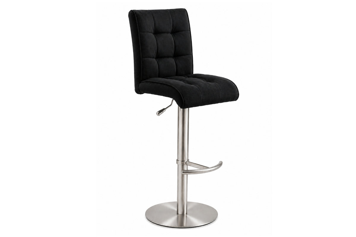 Interliving Serie 5104 Barhocker von MWA | IL: schwarz, höhenverstellbar, gesteppte Rückenlehne, verchromtes Gestell, Fußstütze.
