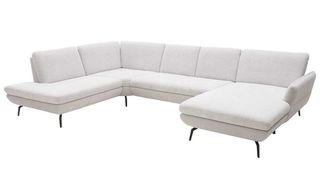 Grau-beige, U-förmige Couchgarnitur mit hohem Rücken und schmalen, schwarzen Metallfüßen, bestehend aus zwei Sitzelementen und einer Ottomane.