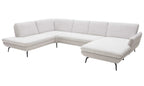 Grau-beige, U-förmige Couchgarnitur mit hohem Rücken und schmalen, schwarzen Metallfüßen, bestehend aus zwei Sitzelementen und einer Ottomane.