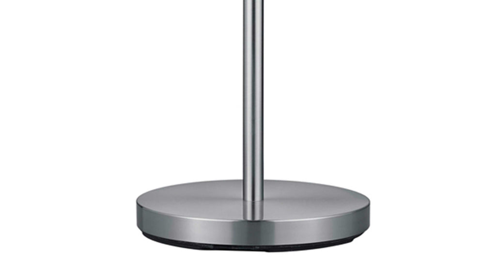 Ein runder, metallischer Standfuß mit einer glatten, silberfarbenen Oberfläche und einer dünnen, schwarzen Unterlage.
