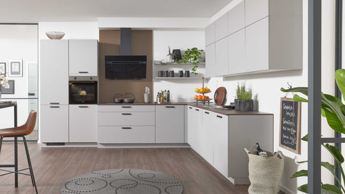 Moderne Küchenzeile in Grau mit Holzarbeitsfläche, ausgestattet mit einem Herd, Backofen, Dunstabzugshaube und Regalen für Küchenaccessoires.
