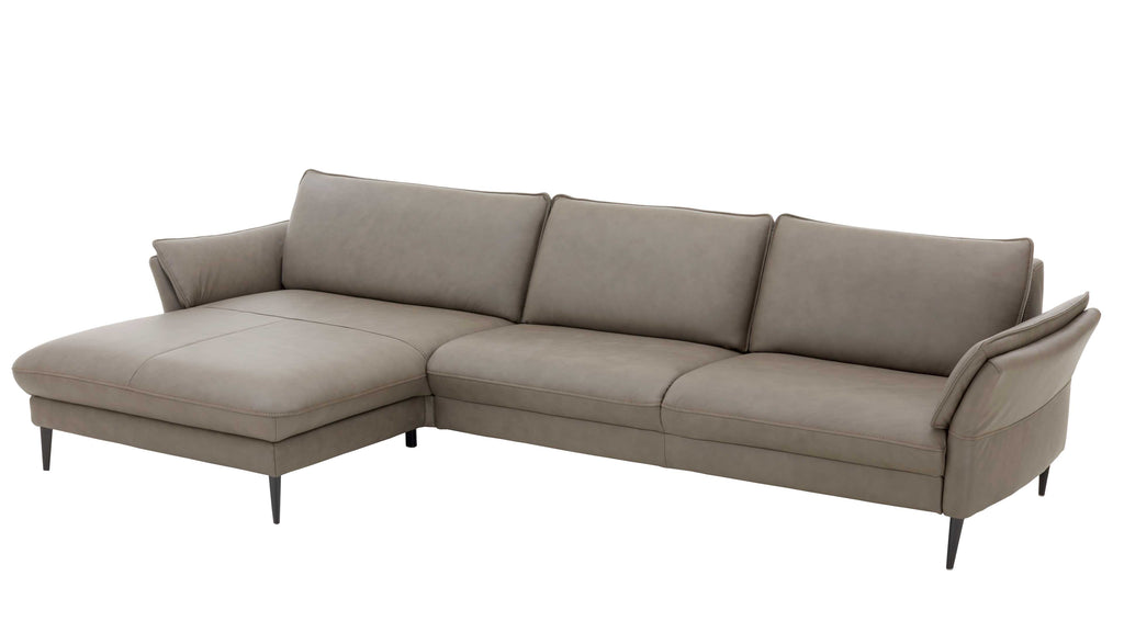 Ecksofa in hellgrauer Lederoptik mit niedrigen Rückenpolstern und schmalen schwarzen Beinen, gepolstert und modern gestaltet.