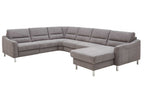 Ecksofa mit grauem, gepolstertem Bezug, zwei Armlehnen, und einer langen Sitzfläche sowie einem integrierten Ottomane.