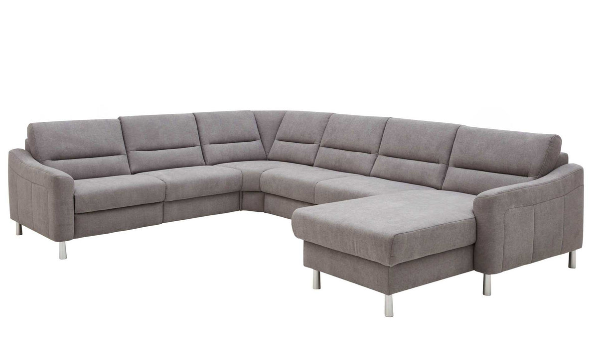 Ecksofa mit grauem, gepolstertem Bezug, zwei Armlehnen, und einer langen Sitzfläche sowie einem integrierten Ottomane.