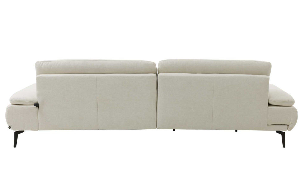 Beige ZEHDENICK | IL Interliving Sofa Serie 4306 Jubiläums-Edition Ecksofa, Ottomane links, Rückansicht vor weißem Hintergrund.