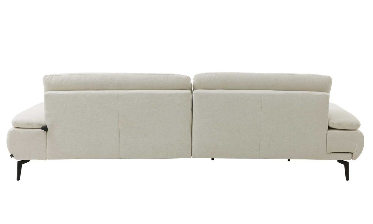 Beige ZEHDENICK | IL Interliving Sofa Serie 4306 Jubiläums-Edition Ecksofa, Ottomane links, Rückansicht vor weißem Hintergrund.