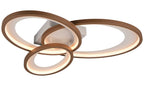 Deckenleuchte mit drei ineinanderliegenden, runden Ringen, außen in Bronze und mit warmweißer Beleuchtung.