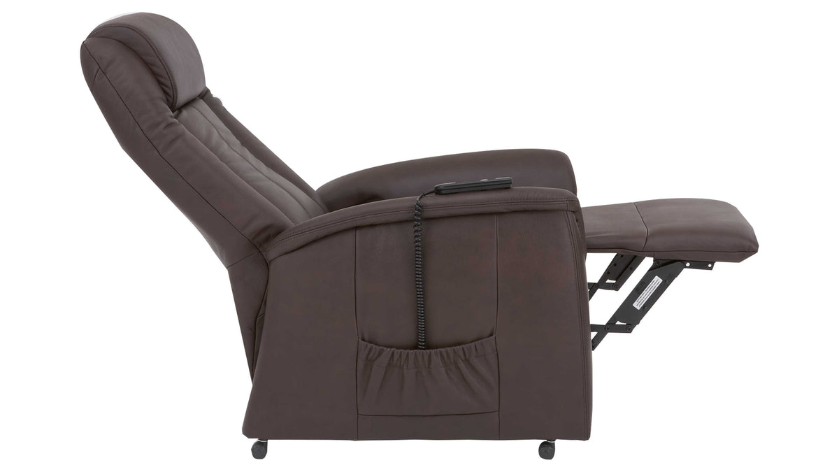 Der Relaxsessel ist in Dunkelbraun gehalten, hat eine hohe Rückenlehne, gepolsterte Armlehnen und eine ausklappbare Fußstütze.
