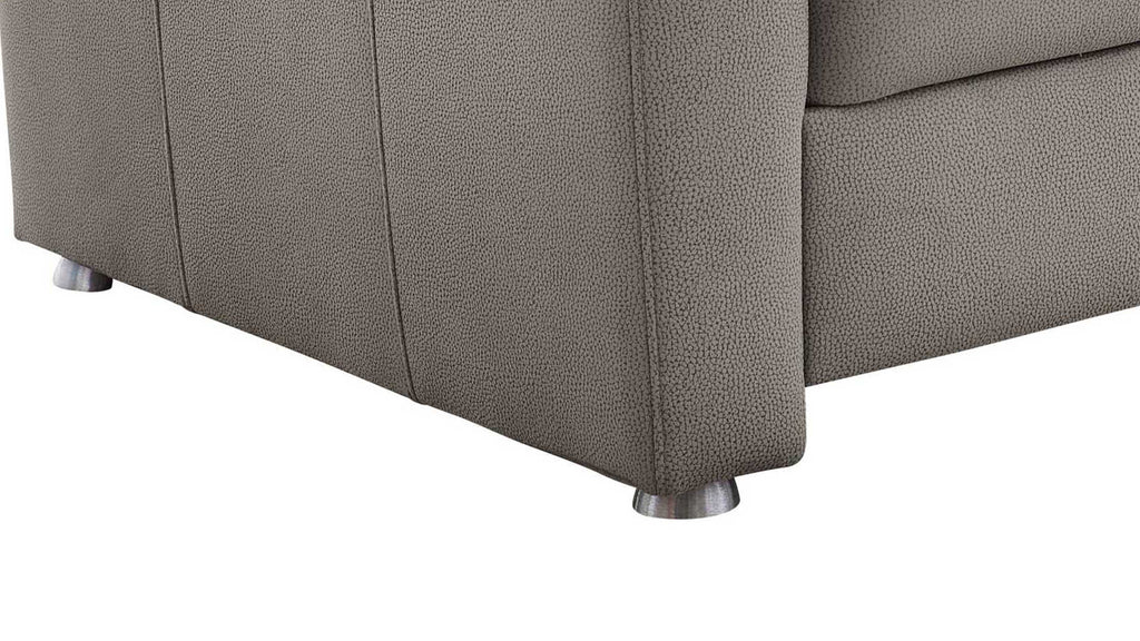 Eckbereich eines grauen Sofas mit strukturierter Oberfläche und metallischen Füßen.