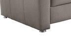 Eckbereich eines grauen Sofas mit strukturierter Oberfläche und metallischen Füßen.