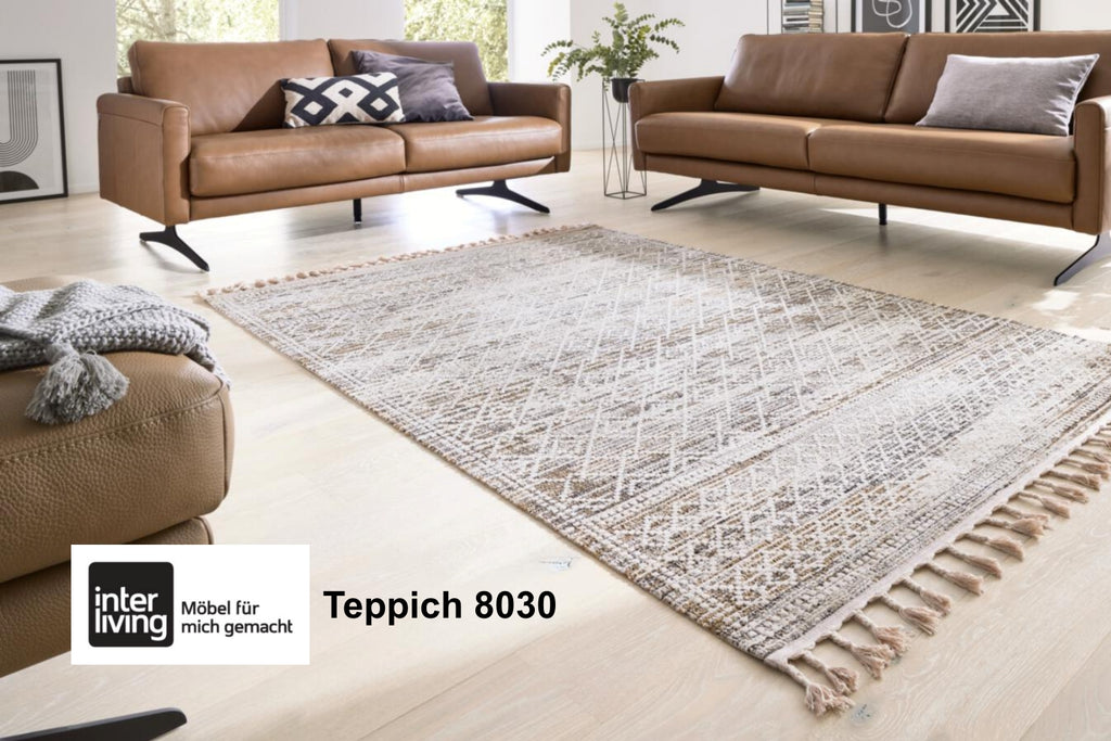 Modernes Wohnzimmer mit zwei braunen Sofas, GOLZE | IL Teppich in Beige/Creme mit Rautenmuster, dekorative Fransen, heller Raum.