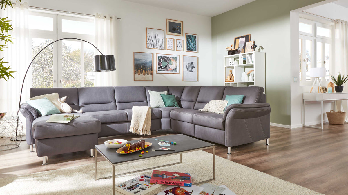 L-förmige, graue Wohnlandschaft Modulmaster MM-ZE1049 mit Couchtisch in einem modernen Wohnzimmer.