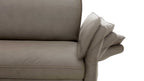 Eine graue Sofa-Ecke mit einer leicht ausgeformten Rückenlehne und einer abgerundeten Armlehne, die eine geometrische Struktur aufweist.