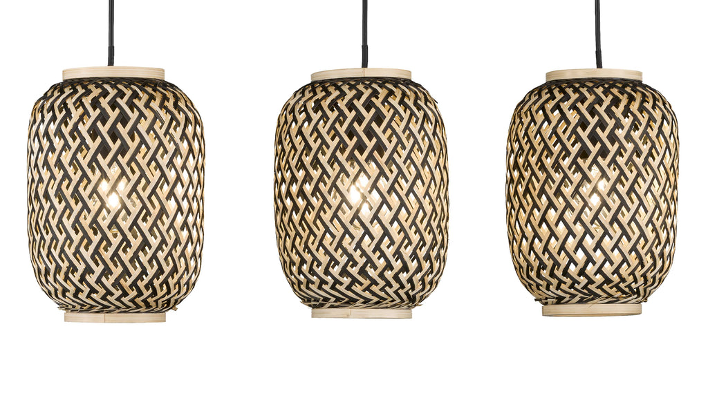 Die drei hängenden Lampen bestehen aus einem geflochtenen, schwarz-beigen Material und haben eine runde Form mit einem offenen Design.