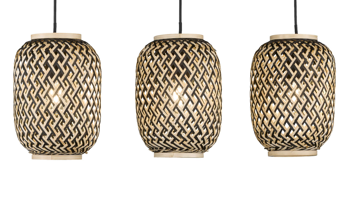 Die drei hängenden Lampen bestehen aus einem geflochtenen, schwarz-beigen Material und haben eine runde Form mit einem offenen Design.