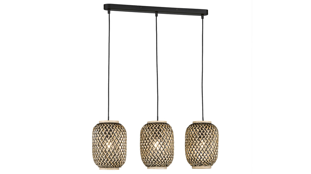 Drei pendelnde Lampen mit runder, geflochtener Struktur in Schwarz und Beige hängen von einer schwarzen Deckenhalterung.