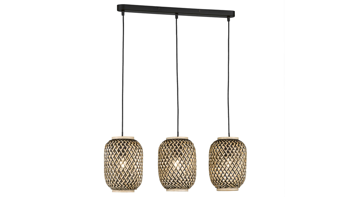 Drei pendelnde Lampen mit runder, geflochtener Struktur in Schwarz und Beige hängen von einer schwarzen Deckenhalterung.