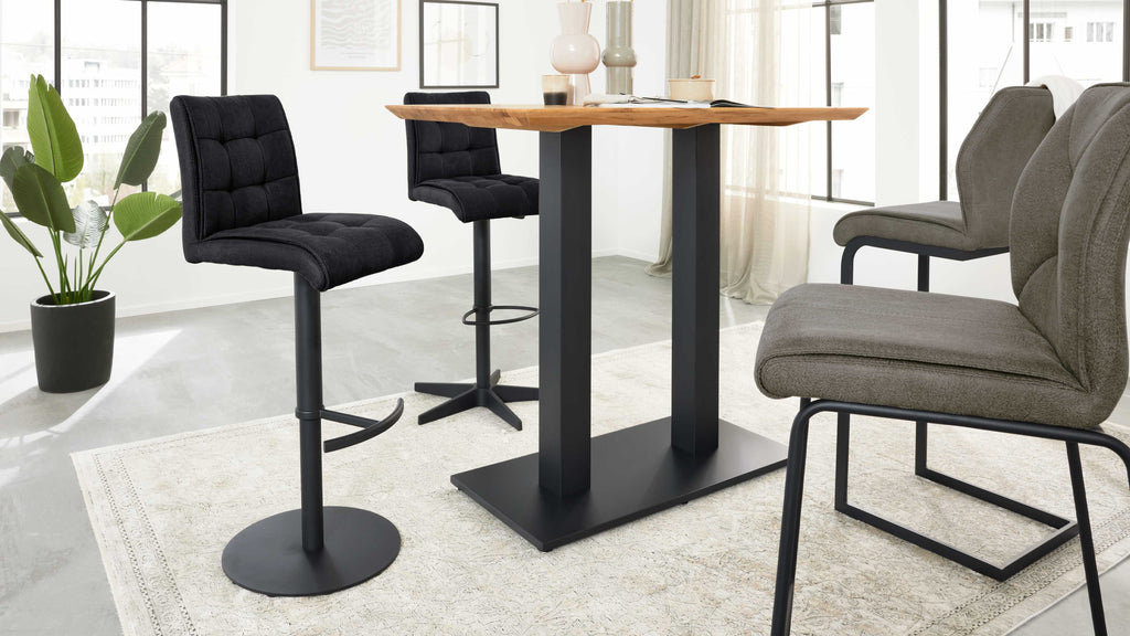 Moderner Essbereich mit einem Holztisch, vier Stühlen und einem Barhocker der Serie 5104 von MWA | IL Interliving mit Sitzschale BILC.