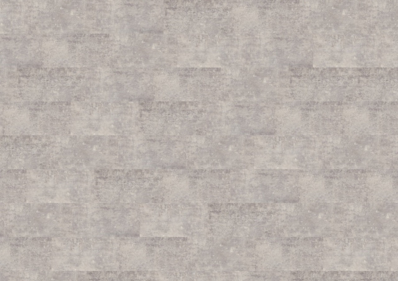 Wineo Designboden 400 Stone XL: hellgraue, strukturierte Fliesen mit einer dezenten, marmorierten Optik in gedeckten Farbtönen.