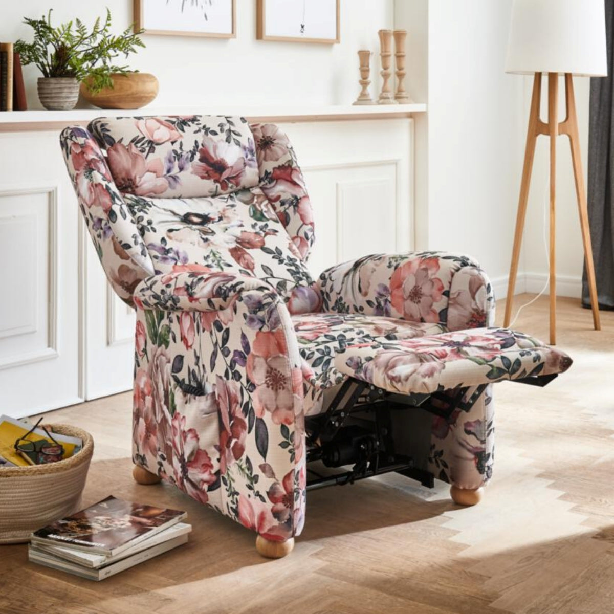 Steinpol Polsteria Ohrensessel mit „Aster Blumen“-Motiv in einem gemütlichen Wohnzimmer mit Holzböden und weißen Wänden.