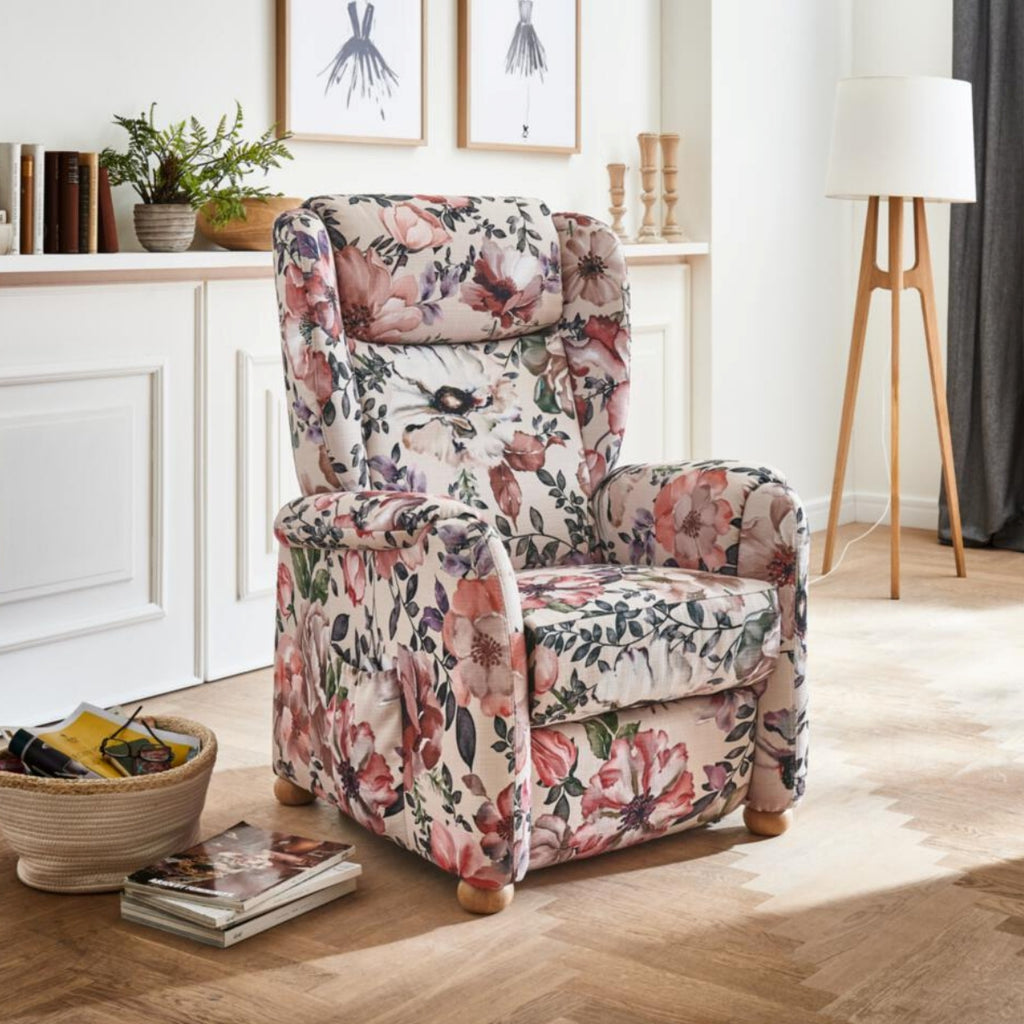Der Ohrensessel „Aster Blumen“ von Steinpol Polsteria verleiht einem modernen, gemütlichen Wohnzimmer mit Holzböden einen ganz besonderen Charme.