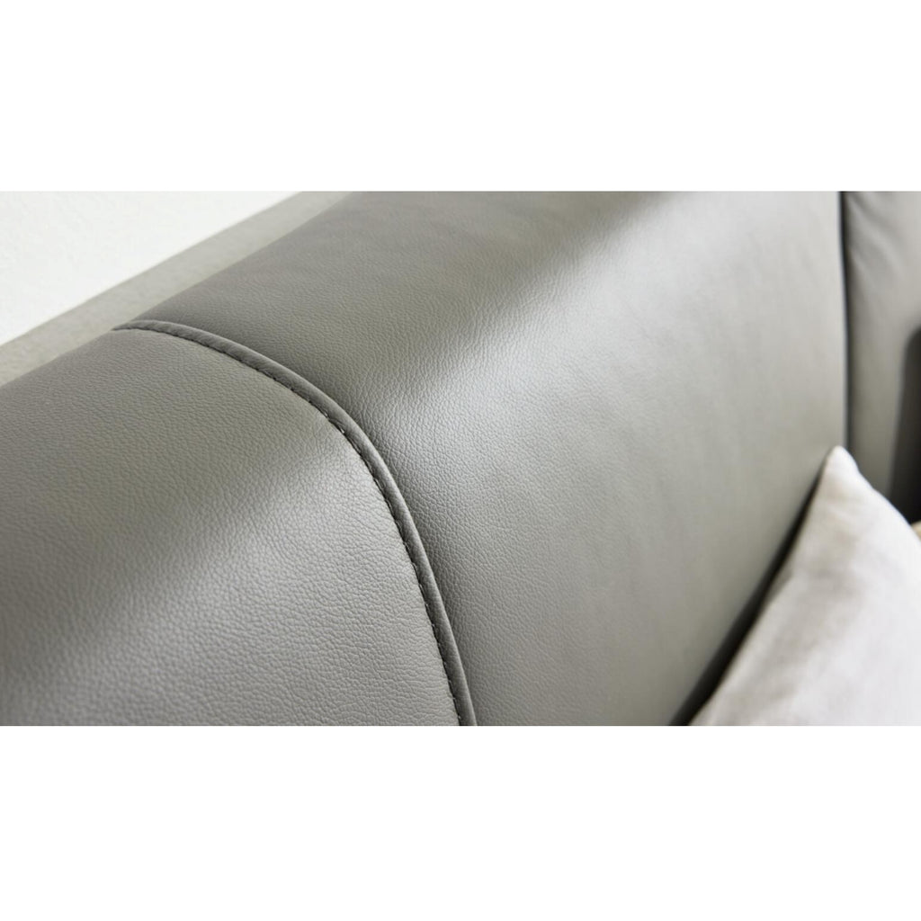 Nahaufnahme des grauen Lederkopfendes aus der HUKLA® Interliving Serie 1416, Polsterbettgestell 180 x 200 cm, mit Ziernähten.