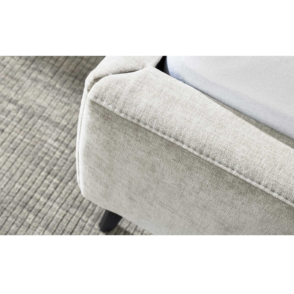 Detailansicht eines HUKLA® Interliving Serie 1416 Polsterbettgestells in Balu Silver, 180 x 200 cm, auf einem grauen Teppichboden.