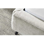 Detailansicht eines HUKLA® Interliving Serie 1416 Polsterbettgestells in Balu Silver, 180 x 200 cm, auf einem grauen Teppichboden.