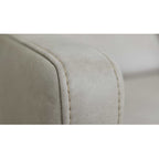 Nahaufnahme der HUKLA® | IL Interliving Serie 4065 Armlehne in der Farbe „Cloudy Gravel“ mit sichtbaren Nahtdetails.