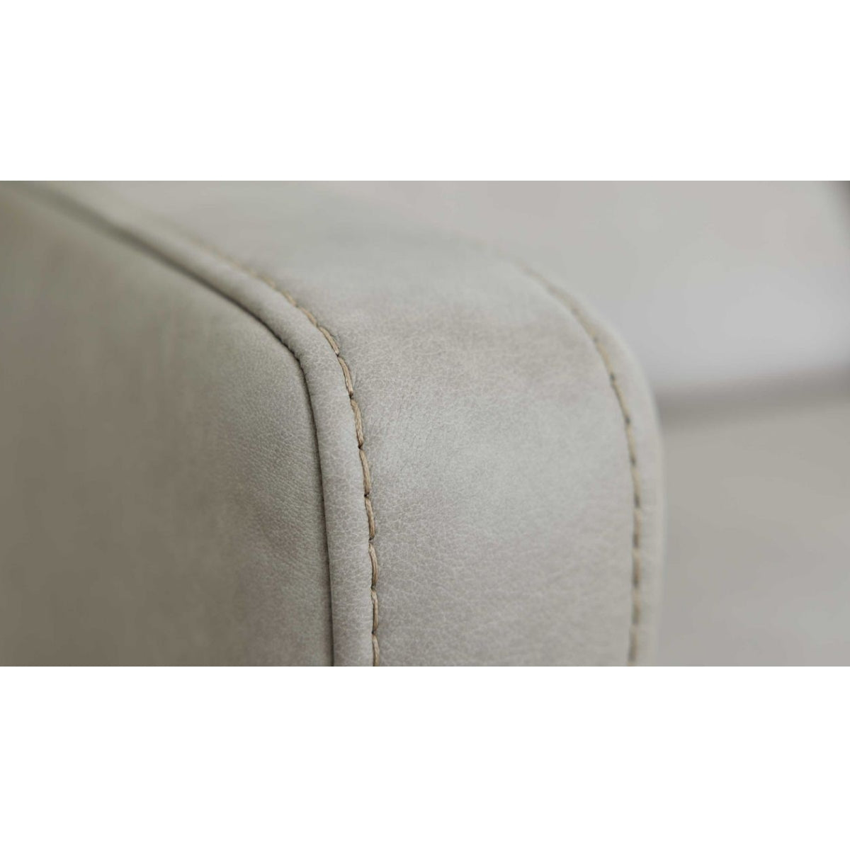 Nahaufnahme der HUKLA® | IL Interliving Serie 4065 Armlehne in der Farbe „Cloudy Gravel“ mit sichtbaren Nahtdetails.