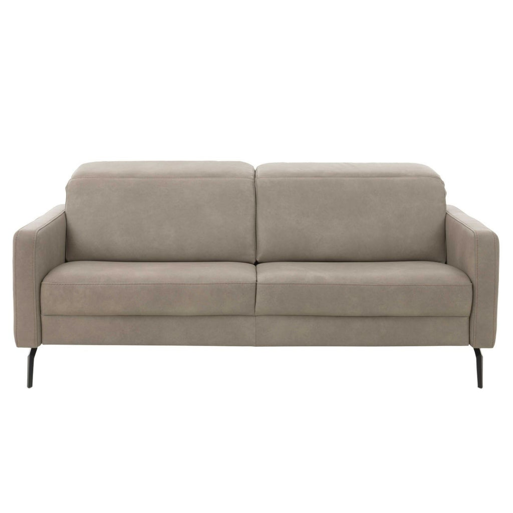 HUKLA® | IL Interliving Serie 4065 2,5-Sitzer aus „Cloudy“-Gravel-Leder mit schwarzen Metallbeinen W008-M01, Vorderansicht.